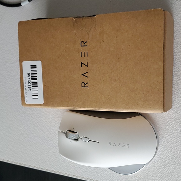 Razer Pro Click Humanscale Wireless Mouse: Ergonomic Form Factor - Picture 10 of 12